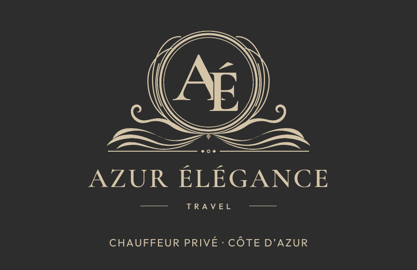 Recto de la carte AZUR ÉLÉGANCE TRAVEL : emblème AÉ héritage couleur sable sur fond charbon.